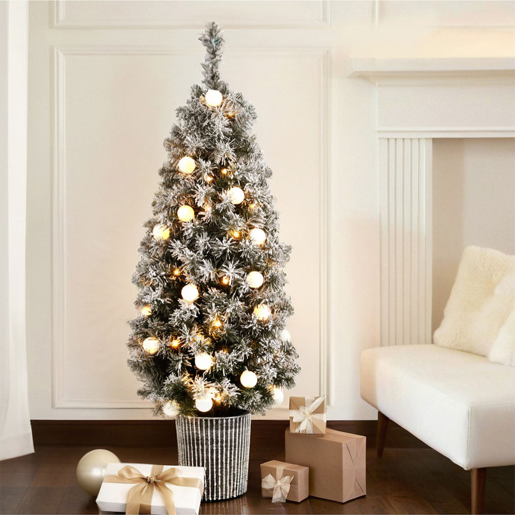 The 1.2m potted snowy tree, needing no tools.
