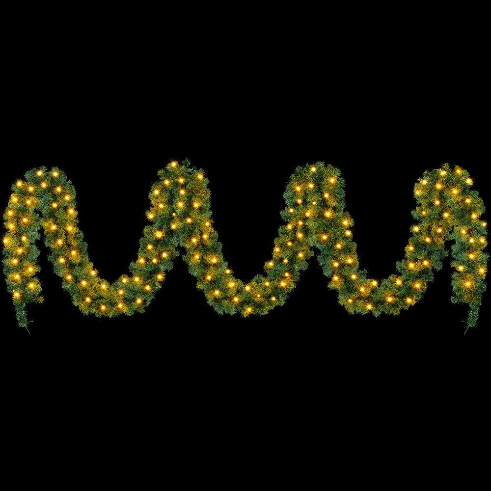 Pre-lit Christmas garland 10 metres long with 700 branch tips.
