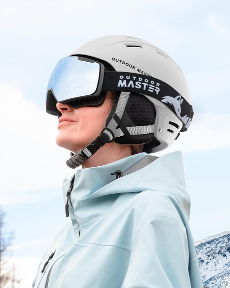 Adjustable snowboard helmet, breathable.