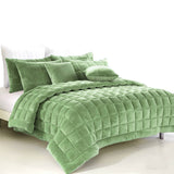 Alastairs sage quilt comforter, super king size.